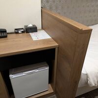 ベット枕元に冷蔵庫あり