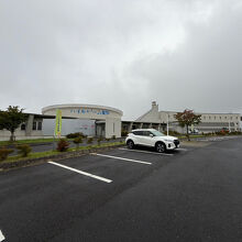 駐車場から本館を望む