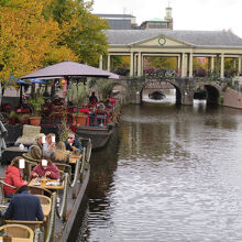 …岸辺にもカフェがずらり。一休みして行きましょう。