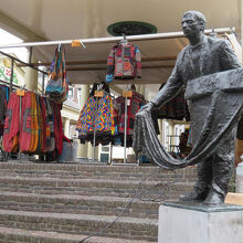 布地商人の像が立ち、衣類のお店も出ていたコールン橋。