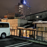 駐車場から見たホテルアルファ―ワン高山、外観。