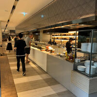 朝食会場。タイ料理の色々の他、西洋のものや中華もある。