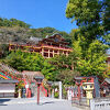 斜面に設けられた神社