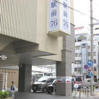 裏路地側に駐車場があります