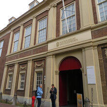 外観は古風な国立古代博物館ですが…、