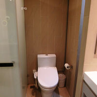 トイレ。シャワー室と共用ドアなのでシャワー利用中は開いたまま