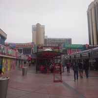 入口前はグランドバザールショップス