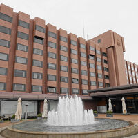 城山の上にたたずむ巨大なホテル