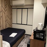 カーテン窓を開けると、隣りのビル。