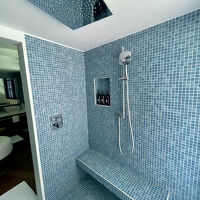 レインシャワー付き。ピッカピカのタイル。