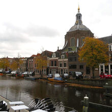 アウデ・シンゲル（アウデ・ベスト）運河沿いにある教会です。