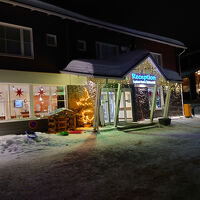 部屋に行くにはフロントから一旦屋外に出ます