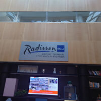 空港内にあります。ゲートから歩いて行けます。