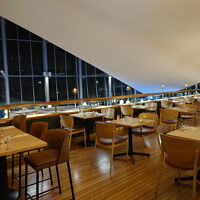 フロントの近くにレストランがあります。空港内が見えます