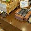 食事は少し忙しなかった