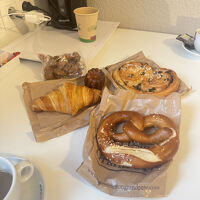 近所のパン屋さんで買ってきたパンをホテルでいただきました