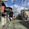 近鉄の線路の東側を南北に走る商店街