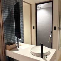 3枚の引き戸が洗面室とベッドルームの間にありました