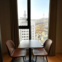 窓際に仕切られたお部屋がある