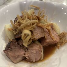 ポークとパスタ。意外とパリパリのオニオンがやみつきでした。