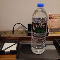 廊下に沢山のミネラルウォーターがあるので自由にもらえる