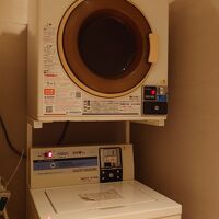 コインランドリー、正面からみて右に2台左に1台あり