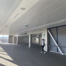 空港から電車乗り場へ
