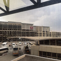 駐車場の上にホテル