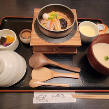 五目釜めし・とろろ汁