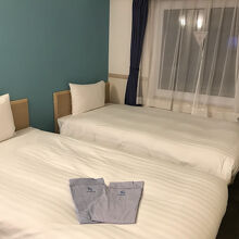 この窓の向こうが線路