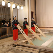 約２０分間の豪快な湯もみと踊り