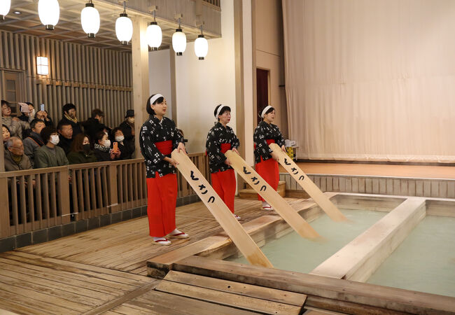約２０分間の豪快な湯もみと踊り