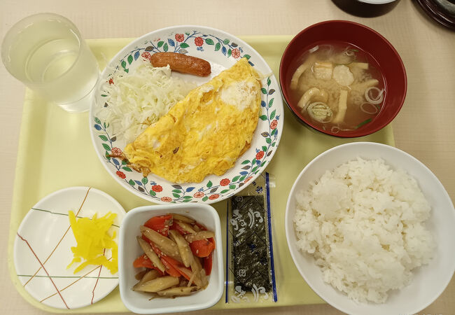 南海電車に乗らず、駅中の南海社員給食場に行く。
