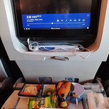 大きいディスプレイと機内食