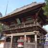 帽子を被ったような大きな屋根を持つ楼門が迎えてくれる神社