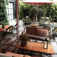 庭に面したカフェ風の場所や、レセプション前に椅子があります