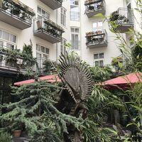 庭に面したホテルの部屋