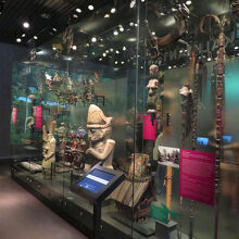 内部はシンプルモダンな展示空間に…、