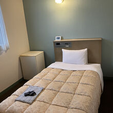 ごく普通のビジネスホテルのシングルベッド