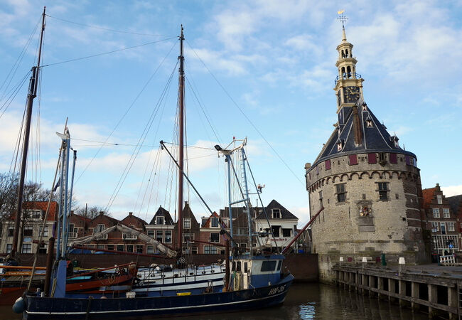 航海日誌で有名になったオランダ東インド会社の船長ヴィレム・ボンテクーの像もある