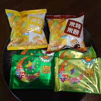 お菓子と冷蔵庫に無料の飲料、嬉しいサービス