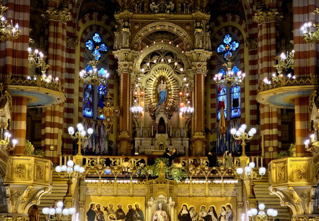 聖母マリア・アウシリアドーラと聖カルロスのバシリカ