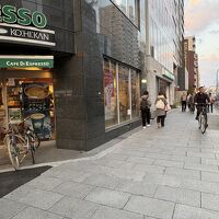 左側にちょこっと見える緑色のカフェで朝食を摂れるみたいです