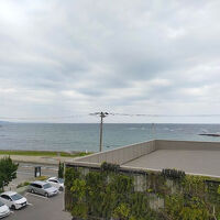 海と駐車場が見えます