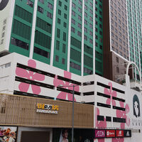 ホテルがある建物、ショッピンモールがあります