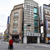 一泊４６００円なのに客室は広い。城隍廟が徒歩３、４分で、台湾小菜の食堂街が便利だった
