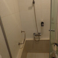 狭い浴槽とシャワー