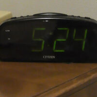 夜、触らなくても時間が分かるこの時計が便利