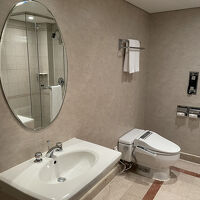 バスルーム内の洗面台＆トイレ