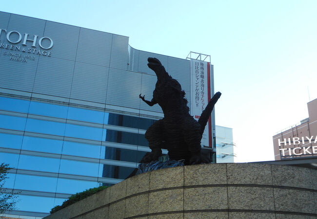 ゴジラ像